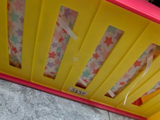 Lettino per bambole rosa e giallo