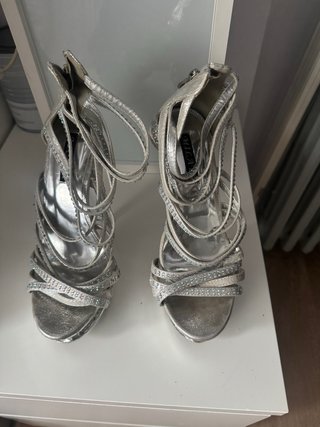 Zapatos de tacón plateados con pedrería