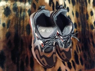 Zapatillas Nike Air Max 200 grises y rojas