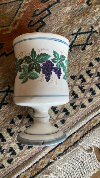 Copa de cerámica decorada con uvas