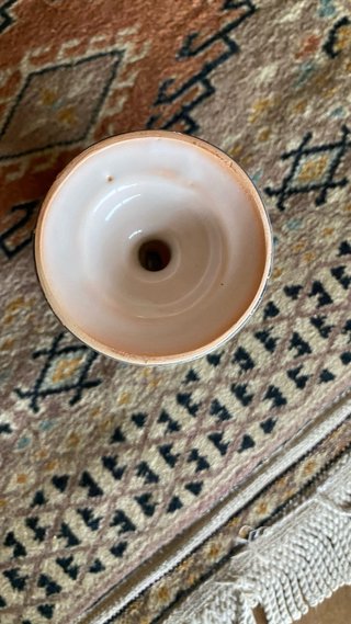 Copa de cerámica decorada con uvas