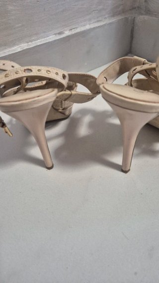 Sandali beige con tacco