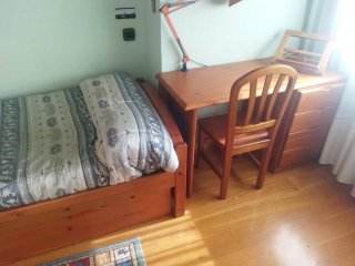Dormitorio juvenil. Madera maciza.
