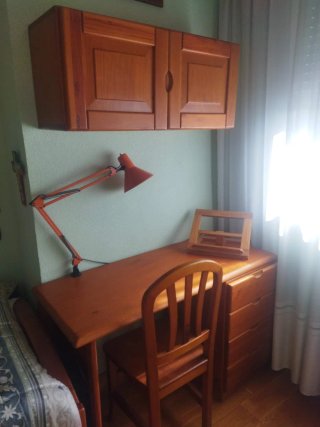 Dormitorio juvenil. Madera maciza.