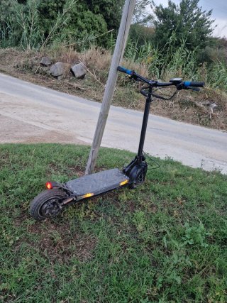 Patinete Eléctrico Negro y Azul
