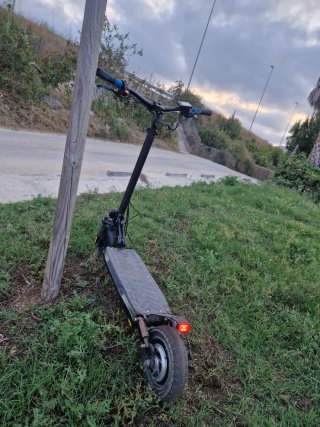 Patinete Eléctrico Negro y Azul