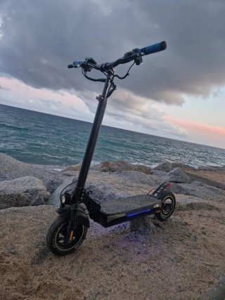 Patinete Eléctrico Negro y Azul