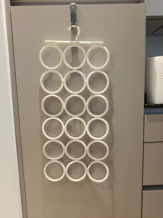 Percha organizadora de pañuelos