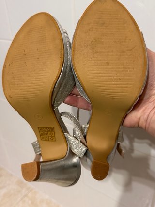 Sandalias de tacón plateadas para fiesta