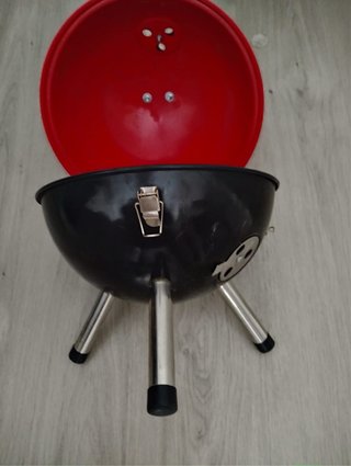 Barbacoa pequeña negra y roja