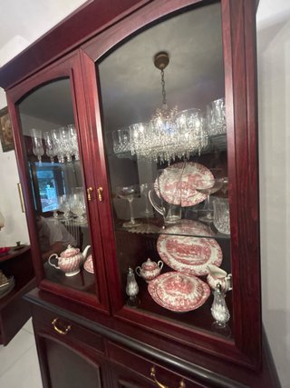 Vitrina de madera con puertas de cristal