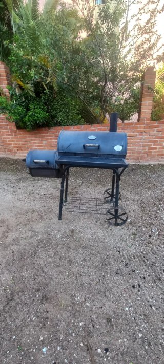 Barbacoa de metal negra