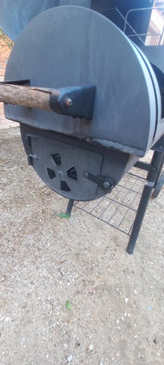 Barbacoa de metal negra