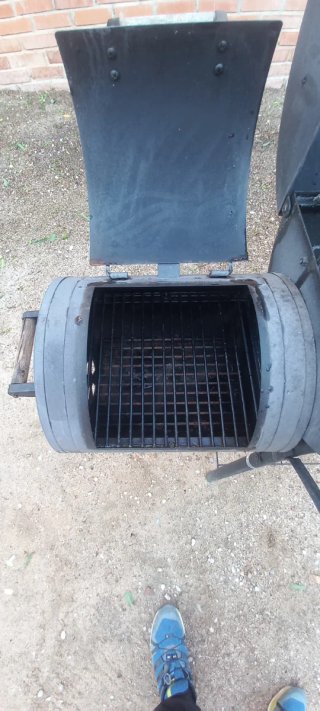 Barbacoa de metal negra