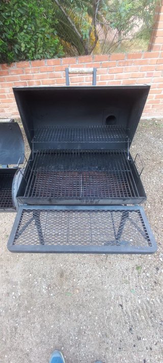 Barbacoa de metal negra