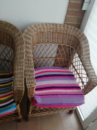 SILLONES DE MIMBRE, DE REGALO MESA À JUEGO.