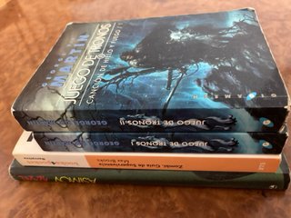 Lote de 4 libros - Juego de Tronos, Asimov, Zombi