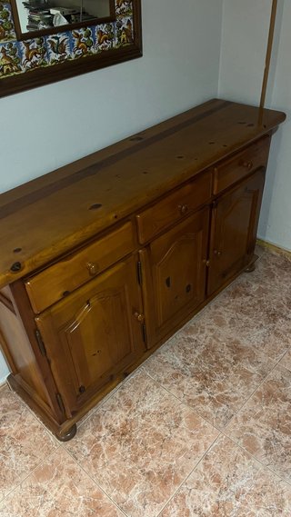 Mueble de madera con cajones y puertas