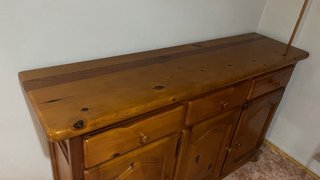 Mueble de madera con cajones y puertas