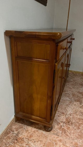 Mueble de madera con cajones y puertas