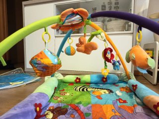 Alfombra de juegos para bebé con gimnasio