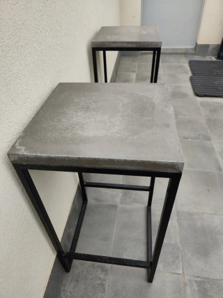 Sillas altas y mesa de piedra. Silla 10€, mesa 40€