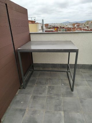Sillas altas y mesa de piedra. Silla 10€, mesa 40€