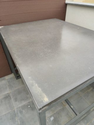 Sillas altas y mesa de piedra. Silla 10€, mesa 40€