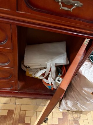 Mueble de madera con mármol