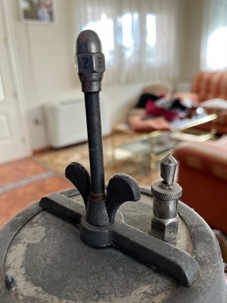 Olla a presión hierro y jarra trasiego