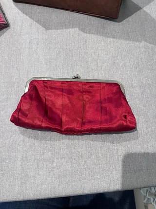 Elegante clutch satén rojo