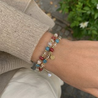 Pulsera de perlas y abalorios dorados
