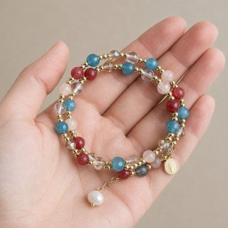 Pulsera de perlas y abalorios dorados