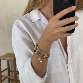 Pulsera de perlas y abalorios dorados