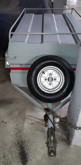 Remolque gris con rueda de repuesto