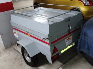 Remolque gris con rueda de repuesto