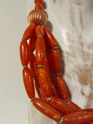 Collar naranja y dorado