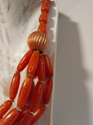 Collar naranja y dorado