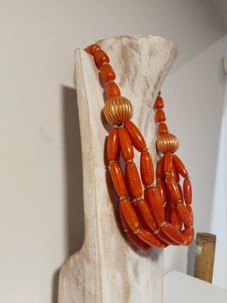 Collar naranja y dorado