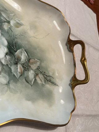 Vassoio di ceramica con rose, dipinto a mano