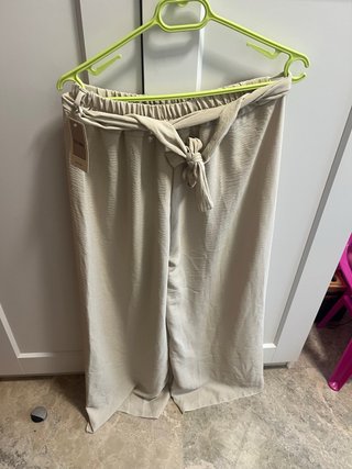 Pantalón beige de verano con cinturón