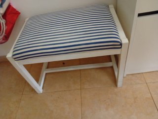 Banco tapizado rayas azul y blanco