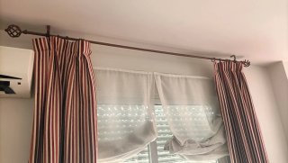 Tende in tessuto a righe marroni e rosse