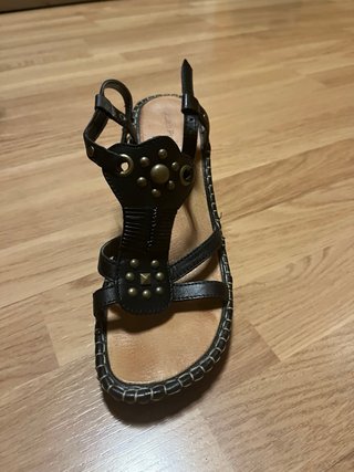 Sandalias cuña negras con detalles dorados