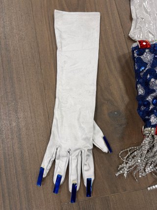 Disfraz con lentejuelas , zapatos y guantes