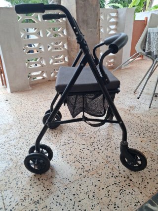 Andador con asiento y cesta
