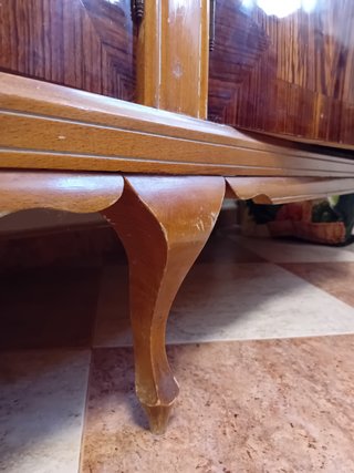 Armario de madera con detalles decorativos