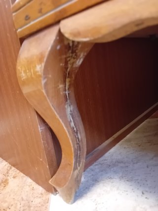 Armario de madera con detalles decorativos