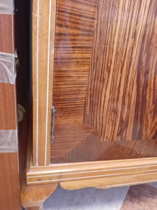Armario de madera con detalles decorativos