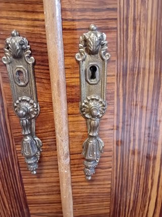 Armario de madera con detalles decorativos